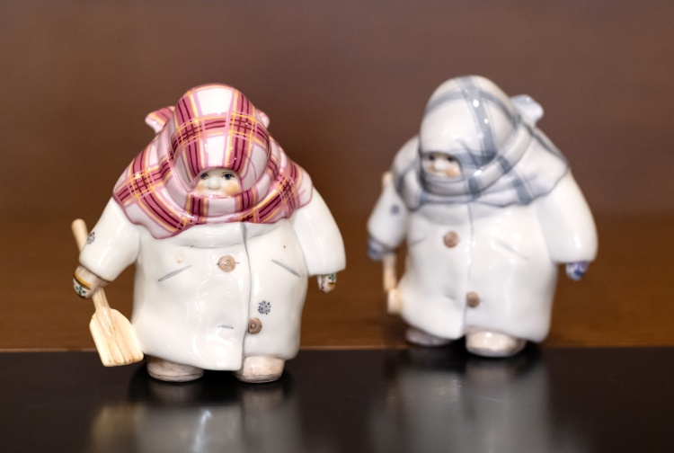 Фигурки девочек в шарфах