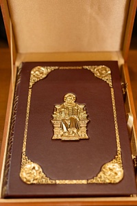 Библия с иллюстрациями русских художников. 